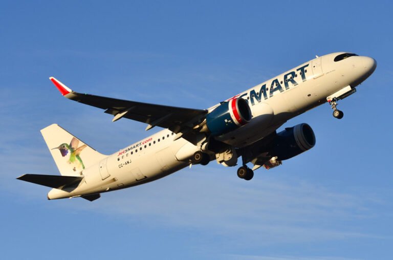 Aeronave comercial en pista evaluando JetSmart vuelos venezuela conectividad aerea en la región